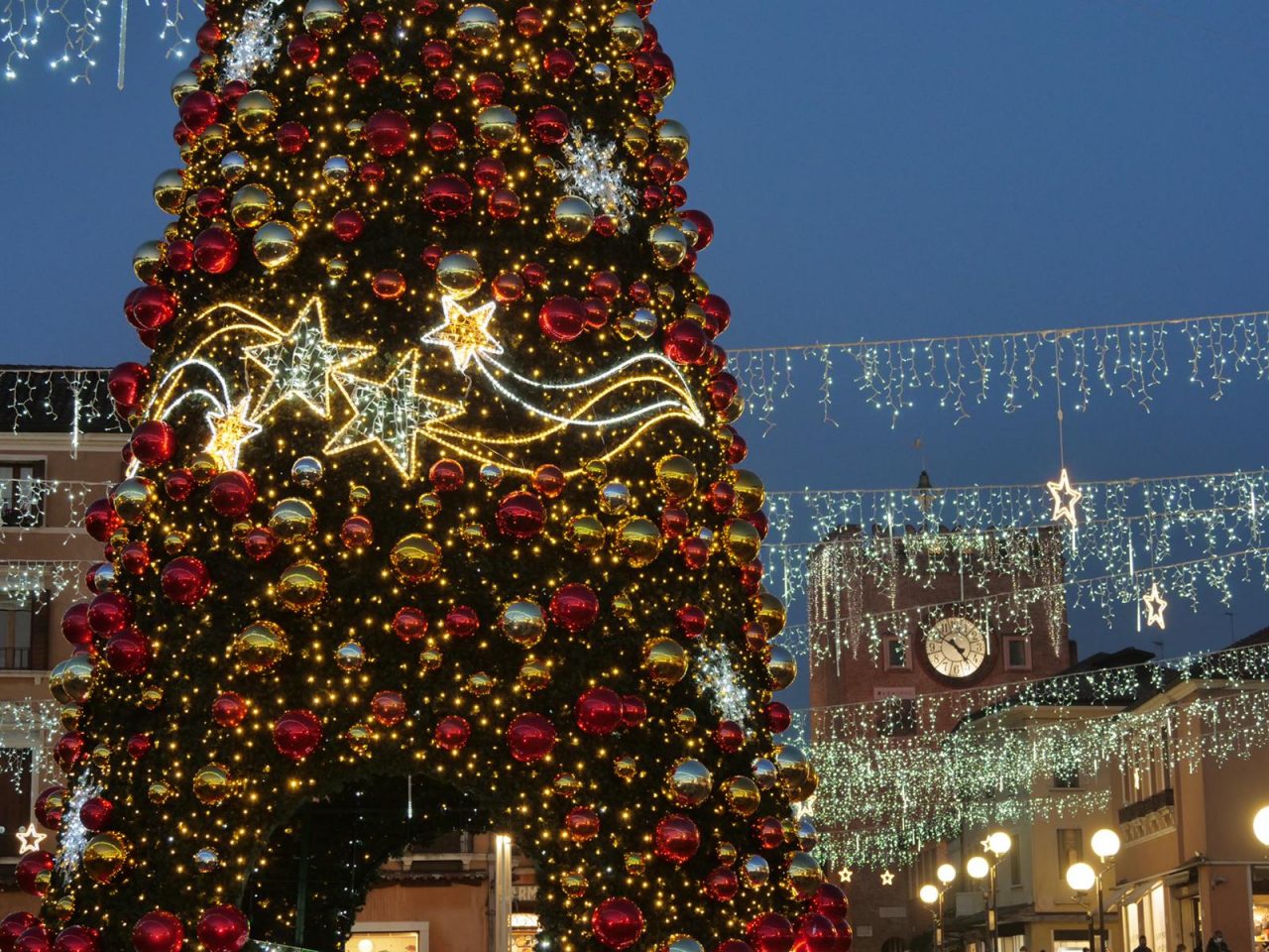 Natale di luce 2020: acceso dal sindaco Brugnaro il grande albero di Piazza Ferretto – VIDEO e FOTO