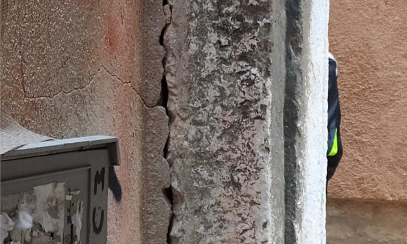 Architrave pericolante, vietata circolazione pedonale di calle dei Orbi