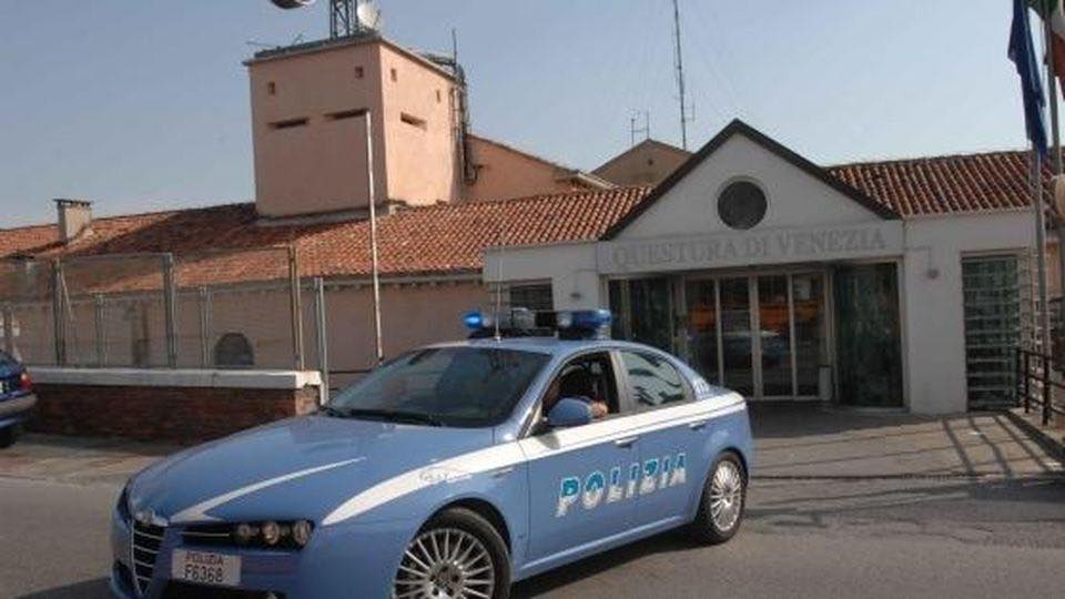 Prende due smartphone dal negozio e scappa, arrestato dalla Polizia