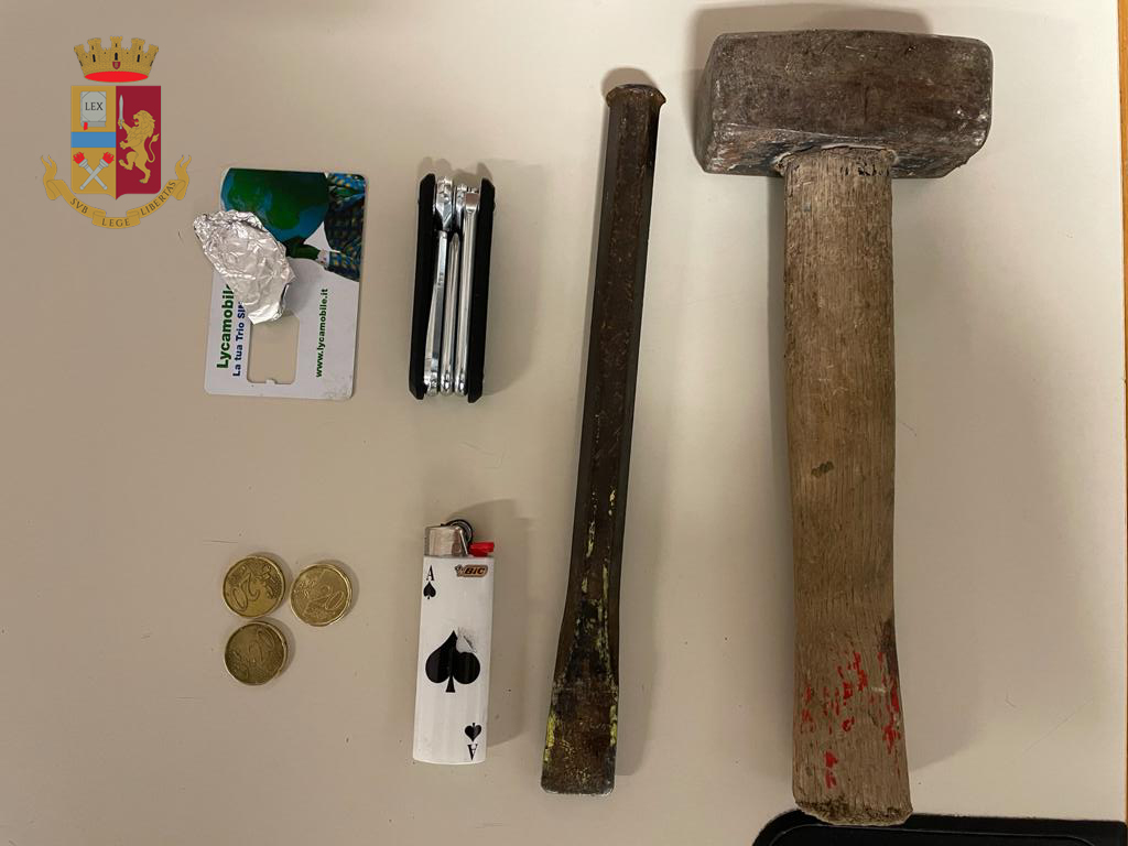 Assalto ai distributori di sigarette, arrestato ladro 29enne