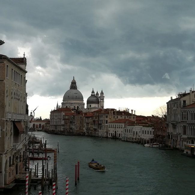 Maltempo a Venezia, sollevato il Mose contro l'acqua alta