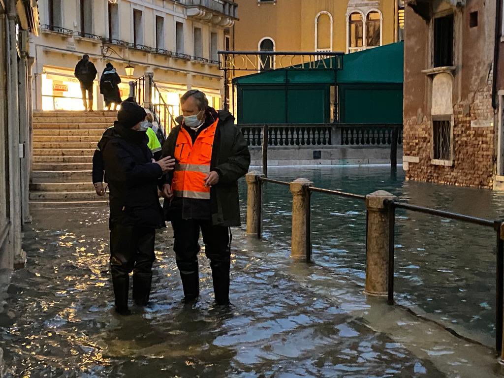 Acqua alta Venezia, Mose attivo ma ieri è stato un disastro. Brugnaro: “Rivedere cabina di regia” – FOTO