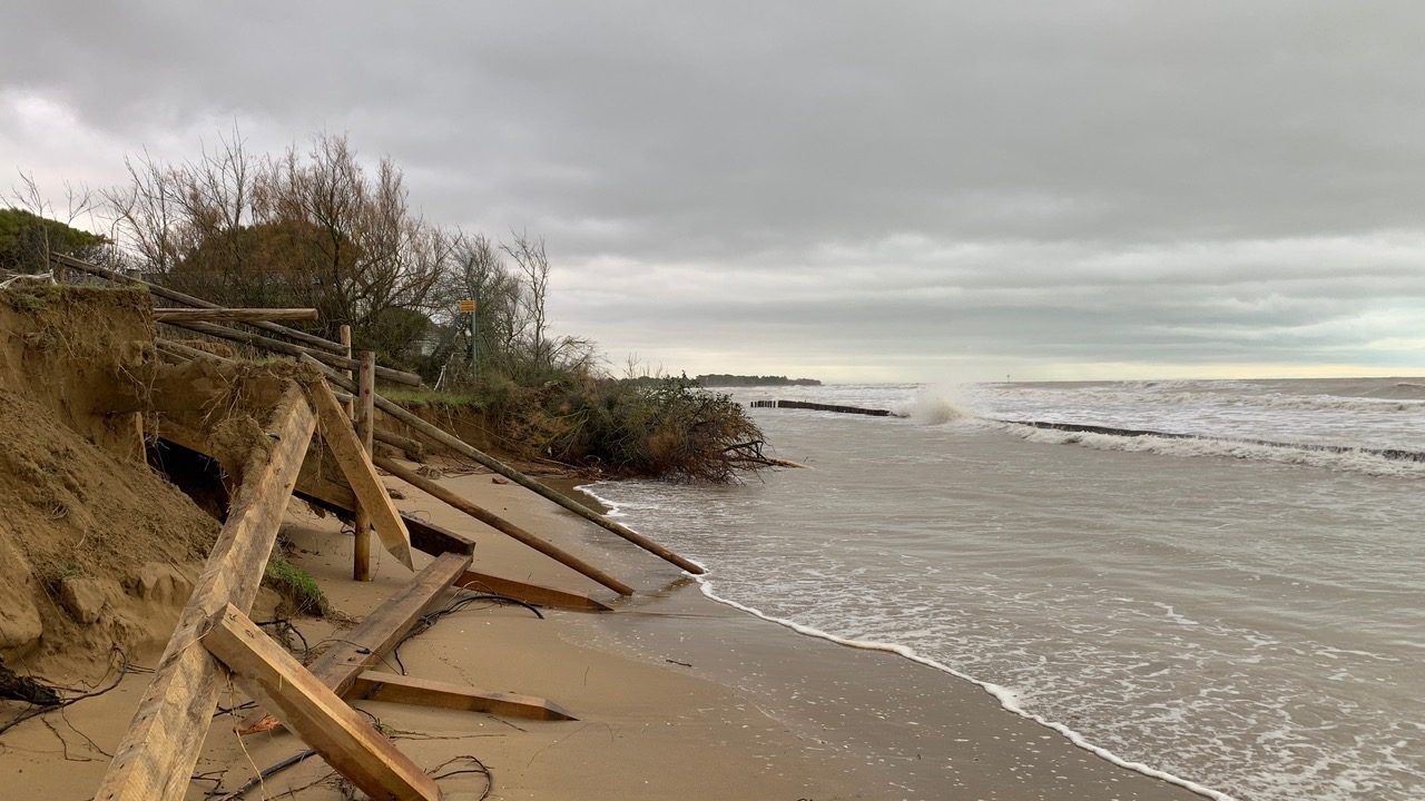 Spiagge erose dalla mareggiata, in cantiere i primi interventi di protezione