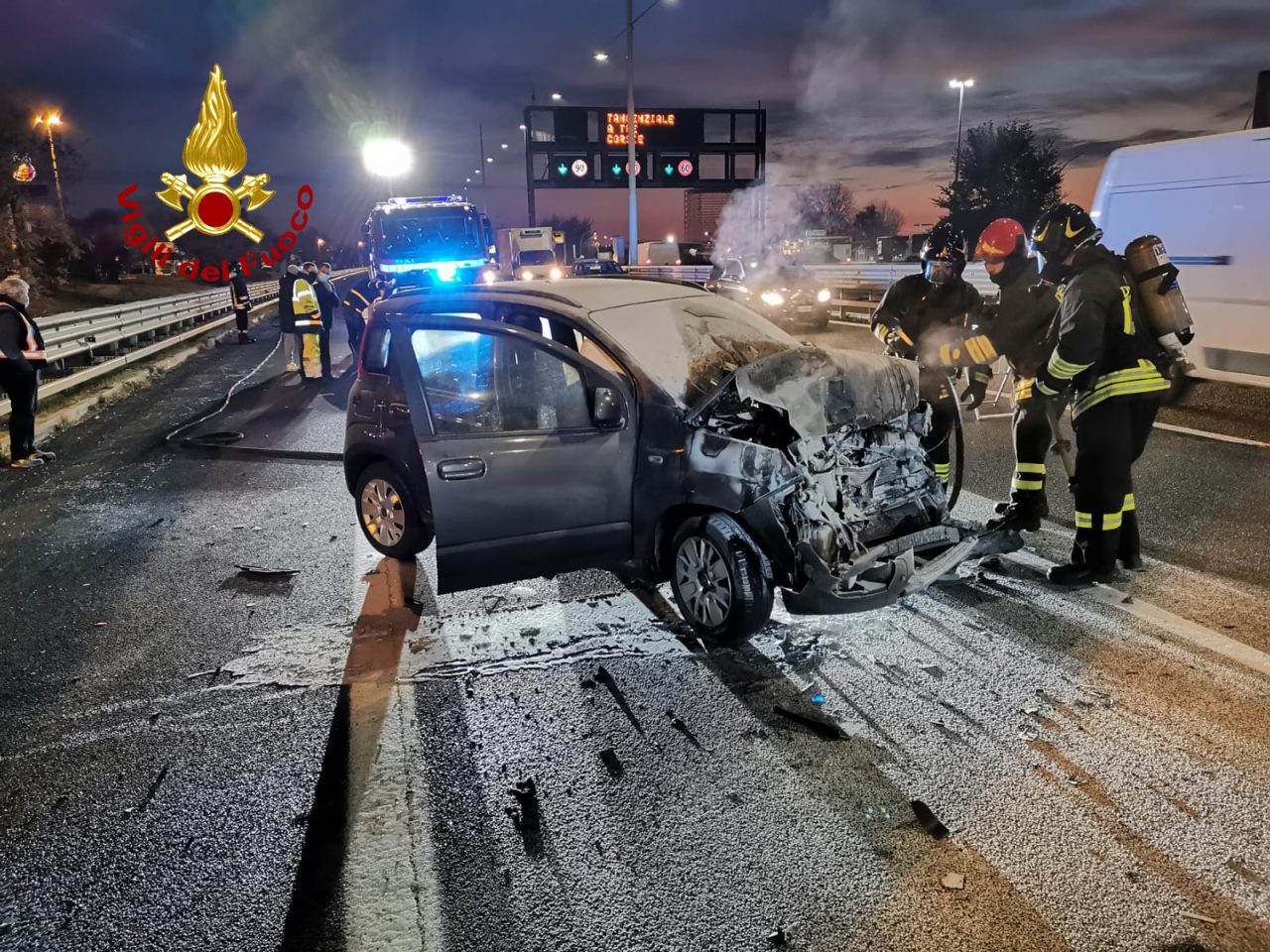 Tangenziale di Mestre A57, auto in fiamme dopo lo scontro col camion: paura all’alba – FOTO