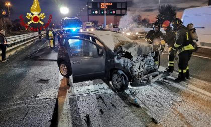 Tangenziale di Mestre A57, auto in fiamme dopo lo scontro col camion: paura all'alba - FOTO