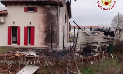 Incendio a Cazzago di Pianiga, a fuoco una casa ecologica FOTO