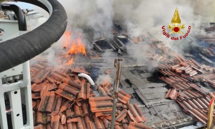 Brucia il tetto di una palazzina a Santa Maria di Sala: Vigili del fuoco al lavoro da stamattina - FOTO