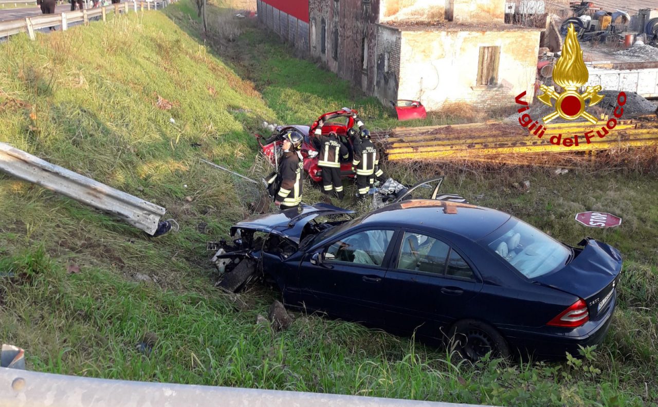Incidente a Concordia Sagittaria: dopo lo scontro due auto finiscono nella scarpata