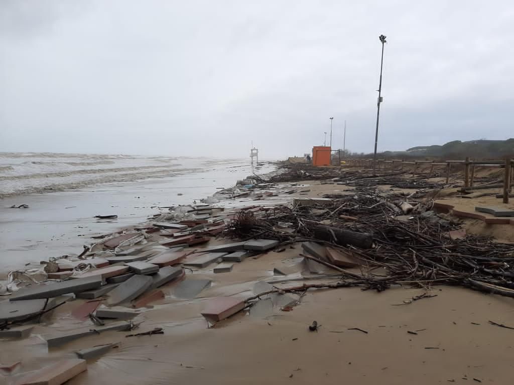 Mareggiata litorale: “Così rischiamo di perdere tutta la nostra spiaggia” – GALLERY