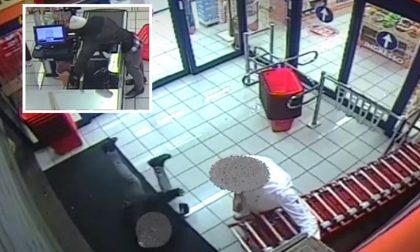 Il video del rapinatore acrobata che scivola sotto le saracinesche