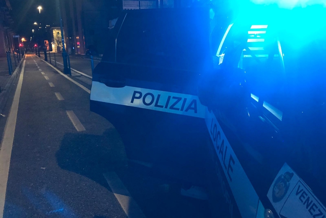 Spacciatore beccato in flagrante a Mestre: per lui e il cliente daspo e multa da 850 euro