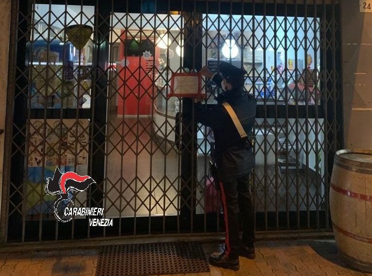 Spritz e alcolici consumati all’interno del bar del centro: locale chiuso, titolare multata