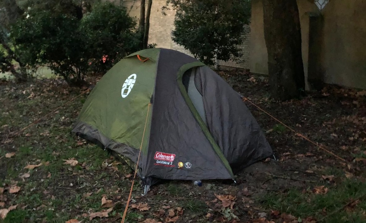 Turista tedesco ubriaco piazza la tenda e campeggia in centro a Venezia