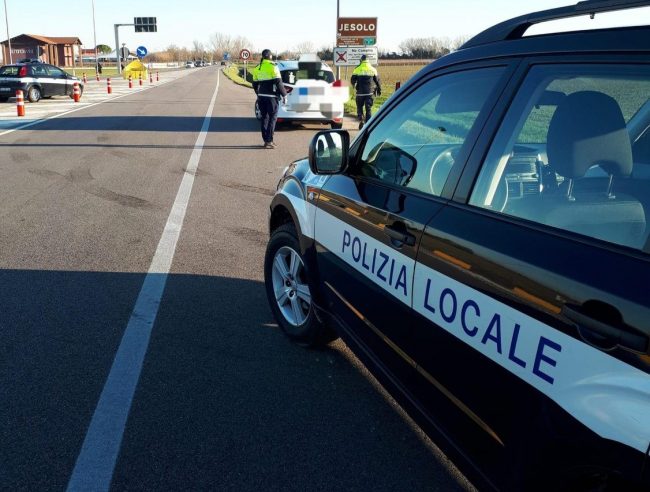 In auto con pistole finte e coltelli, fermati due giovani a Jesolo
