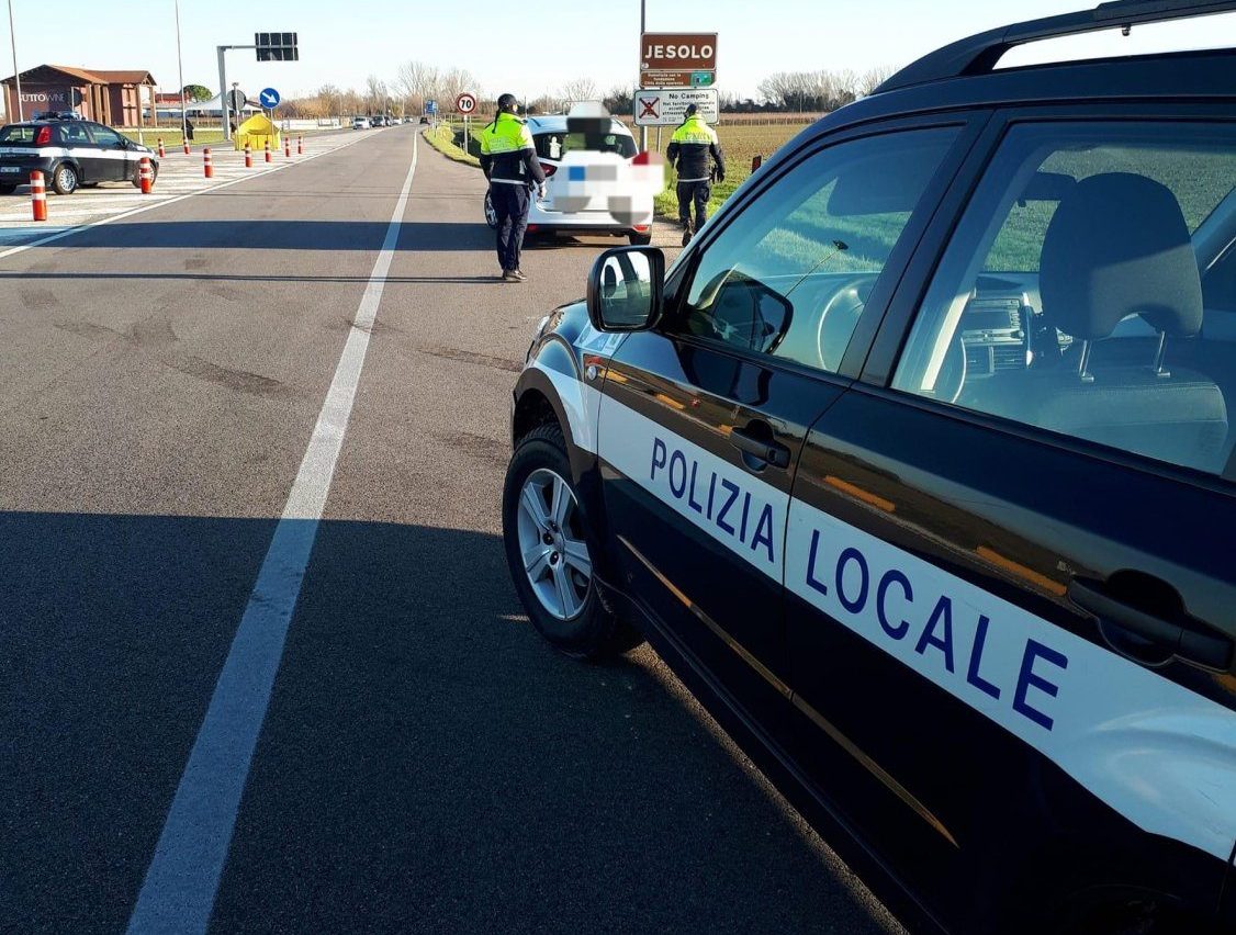 Al volante ubriaco e senza patente, 27enne minaccia di morte gli agenti della Polizia locale