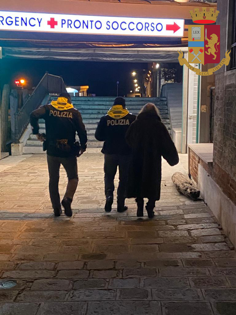 Anziana in stato confusionale soccorsa dagli agenti e “scortata” al Pronto soccorso