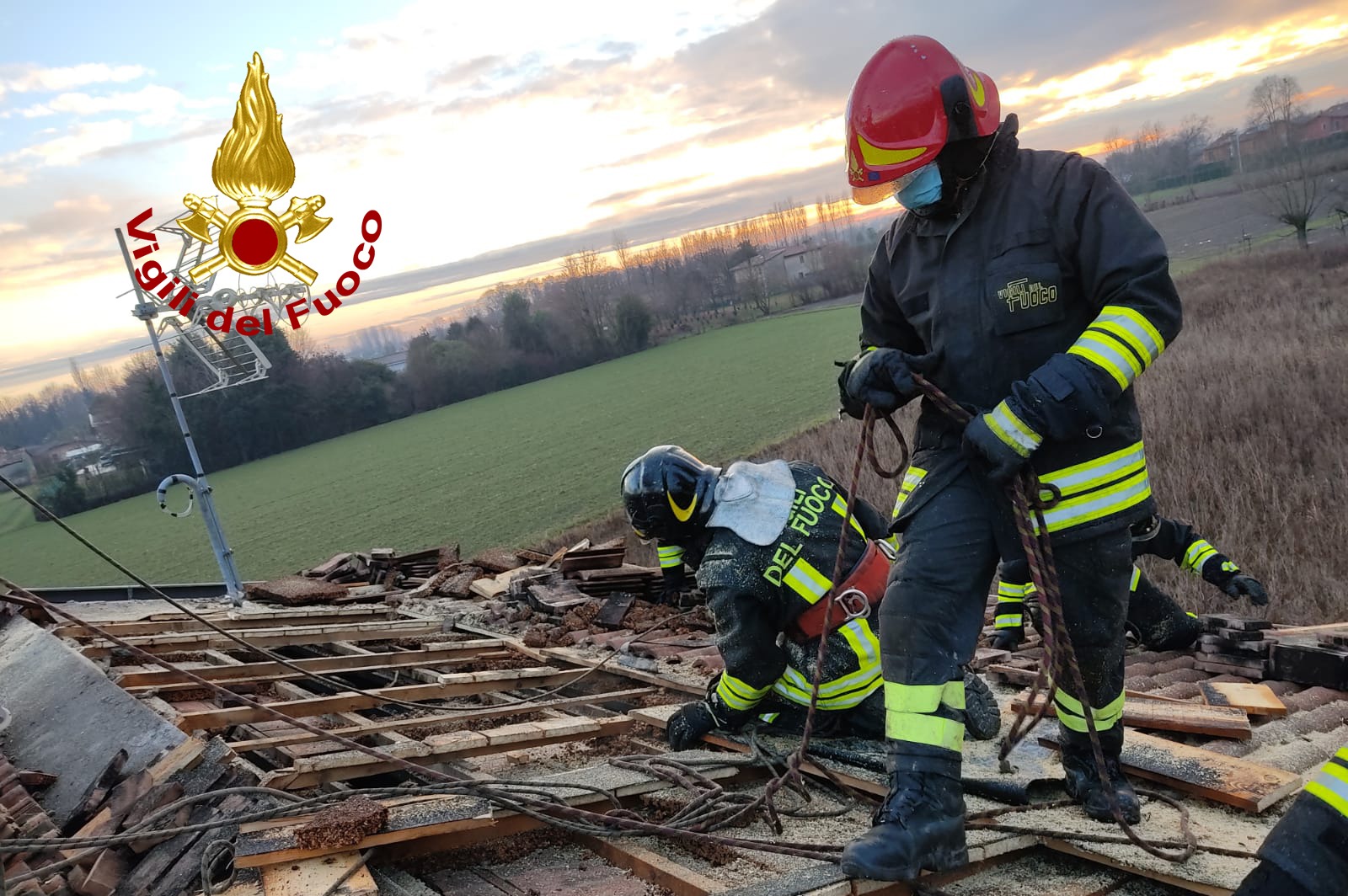 Incendio mansarda a Fossò, brucia anche il tetto: Vigili del fuoco sul posto - FOTO