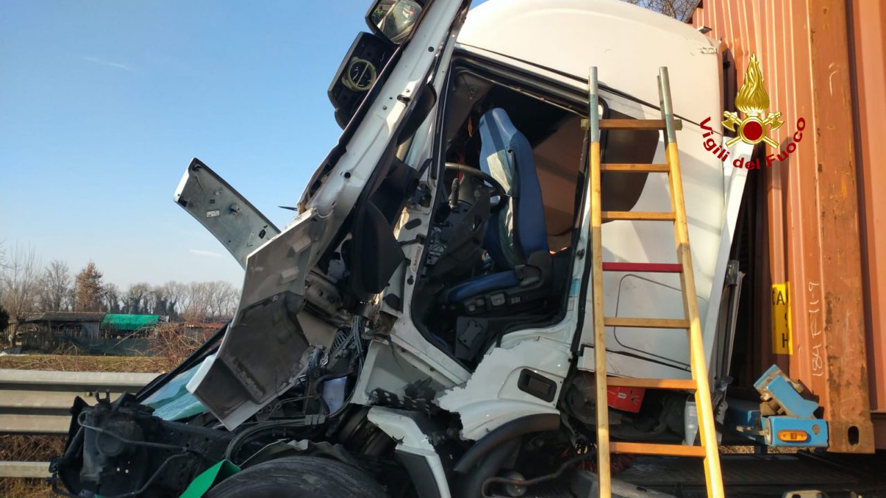 Schianto tra Tir in autostrada: la vittima è un autista di 25 anni