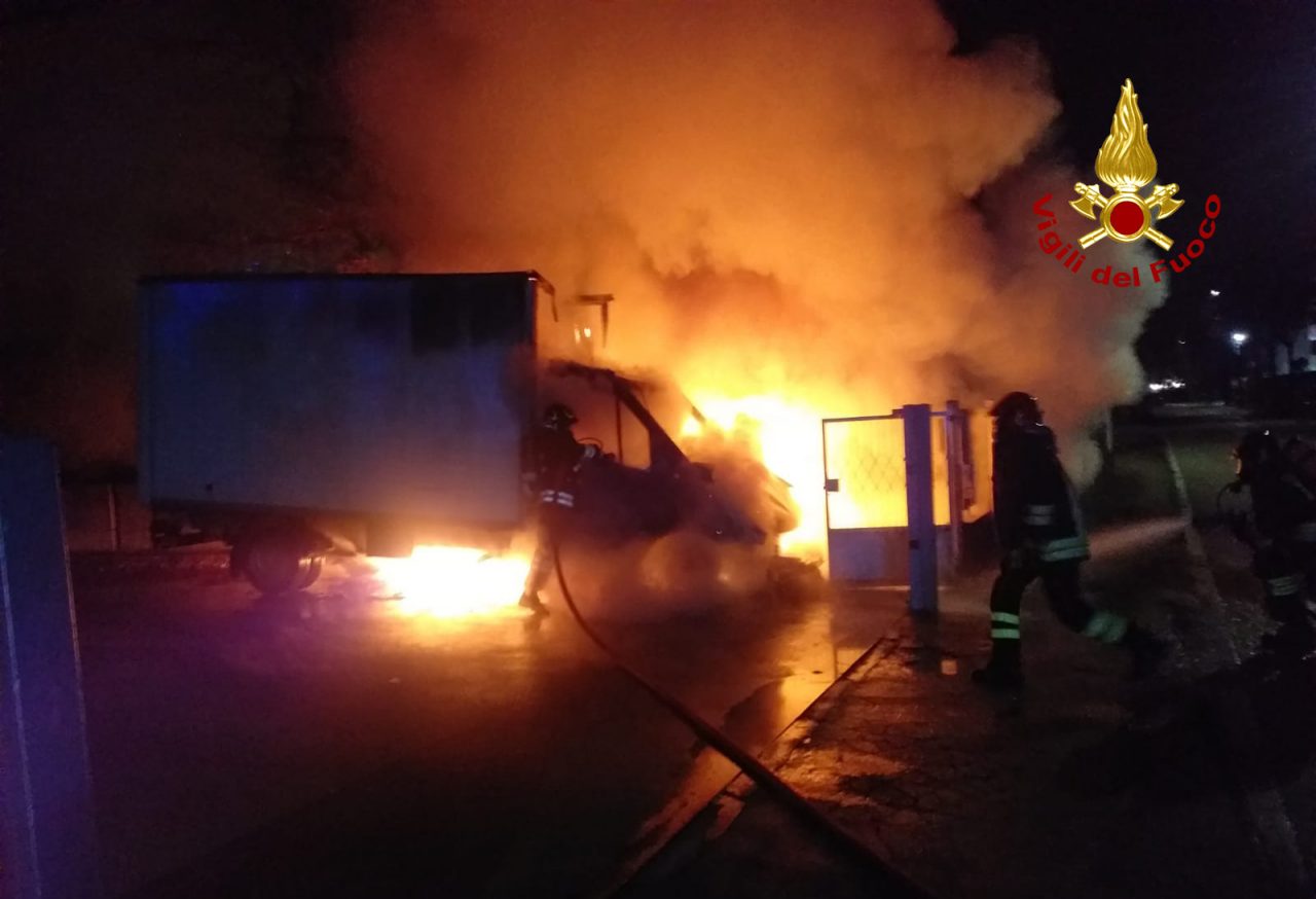 Incendio furgone nella ditta a Marcon: non si esclude il dolo
