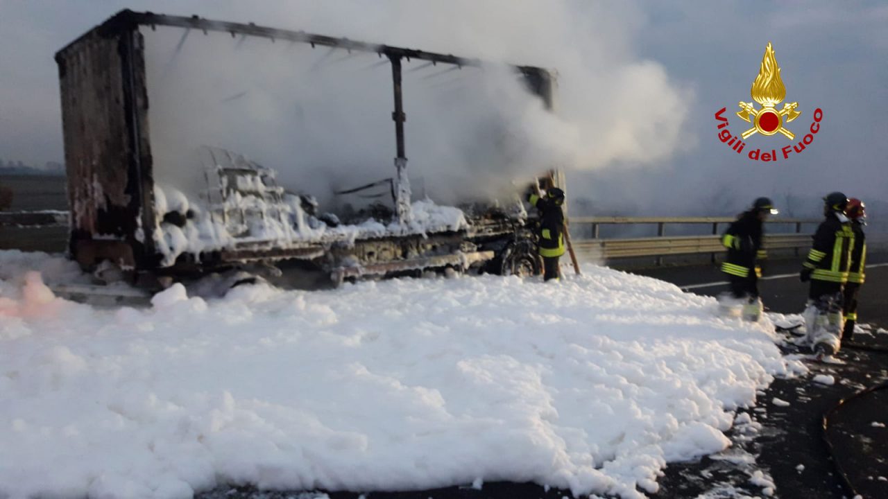 Paura in A4, a fuoco il rimorchio di un camion che trasportava materiale tossico corrosivo