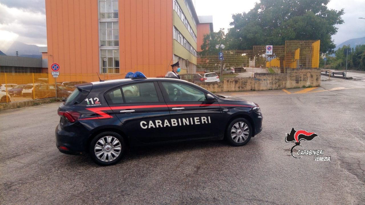 Baby spacciatore vendeva droga ai ragazzini delle medie