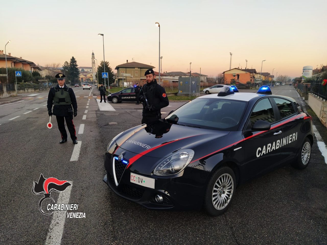 24enne guidava senza aver conseguito la patente, in auto aveva uno storditore elettrico