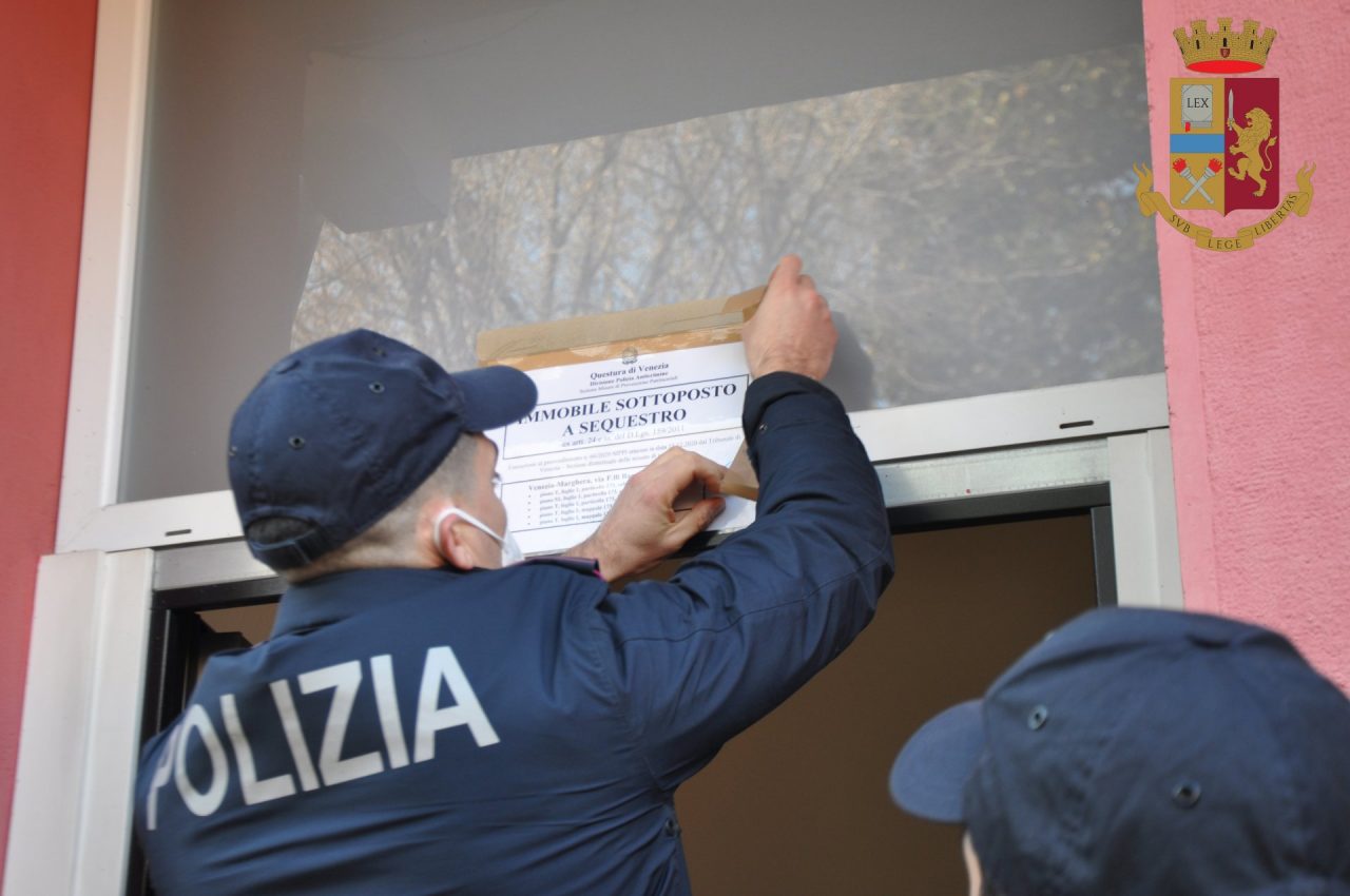 Permessi di soggiorno “facili” per stranieri: sequestrato oltre un milione di euro a due cittadini di Marghera