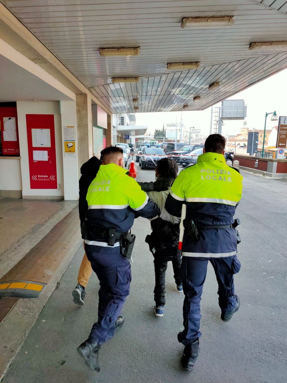 Follia sul tram, si denuda e aggredisce l’autista: arrestato