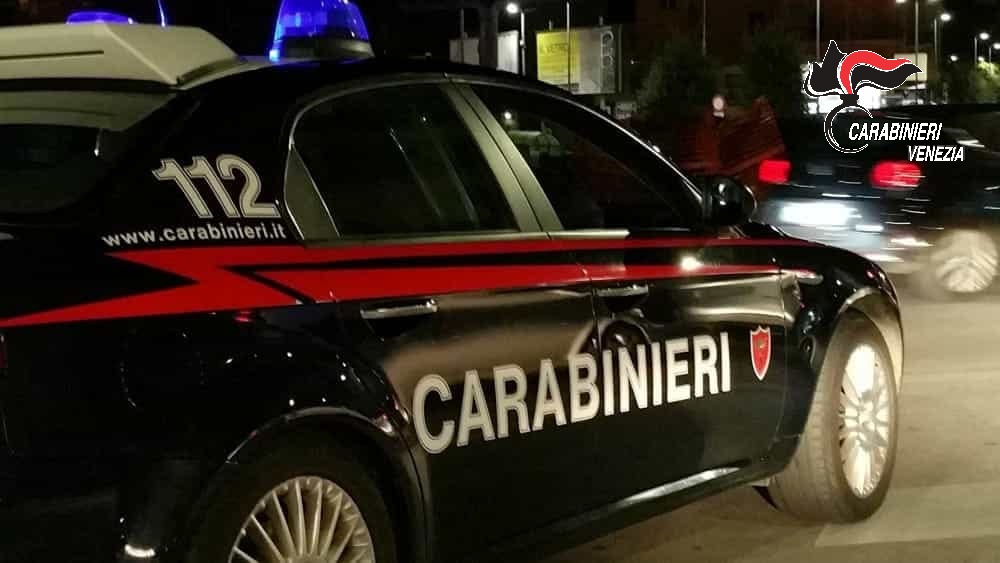 Scaraventa collega contro porta a vetri distruggendola, arrestato tunisino a Bibione