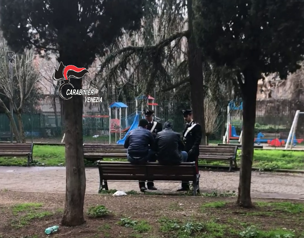 Spacciava droga nel parchetto frequentatissimo da famiglie con bambini