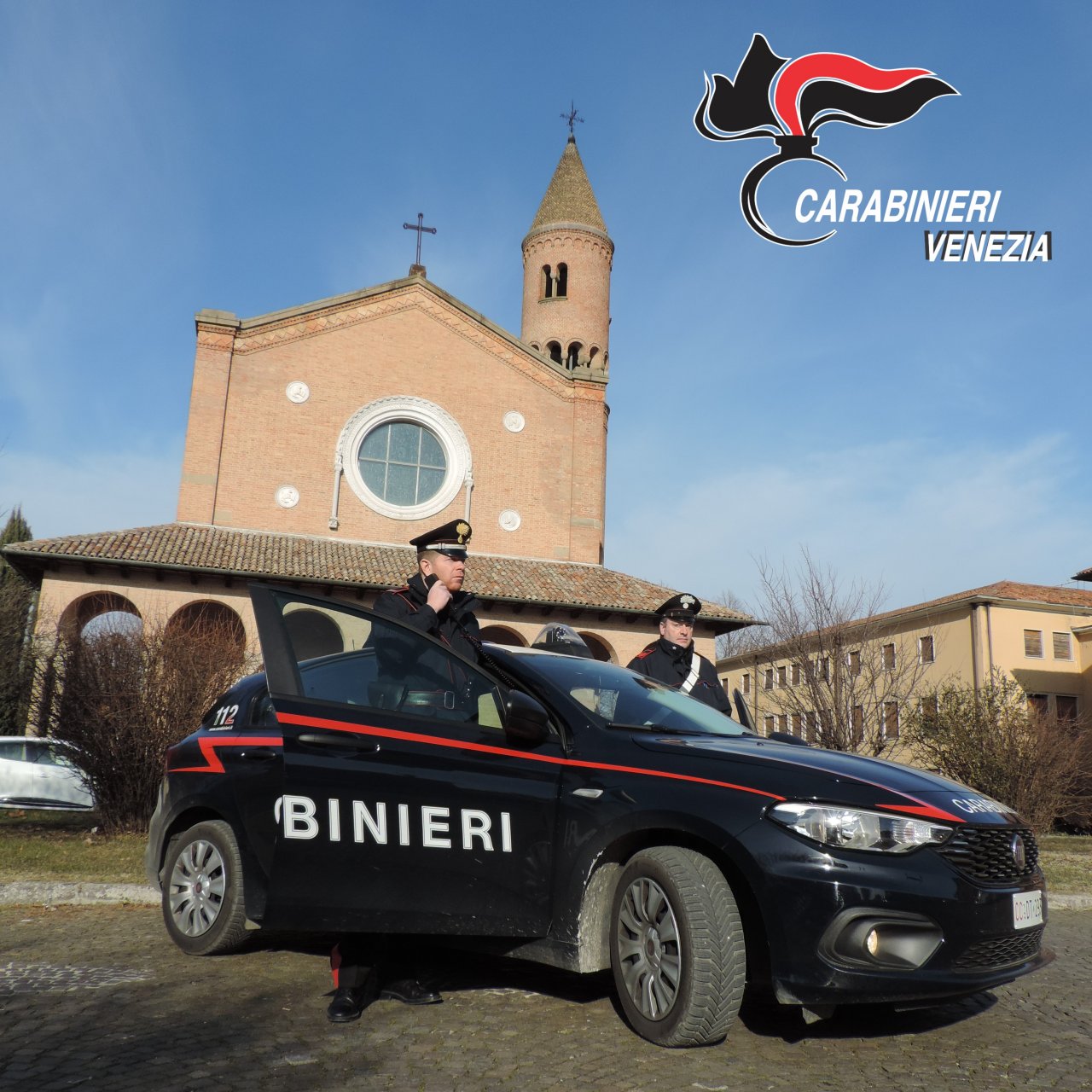 Consumavano alcolici al bancone del bar: clienti e titolare sanzionati