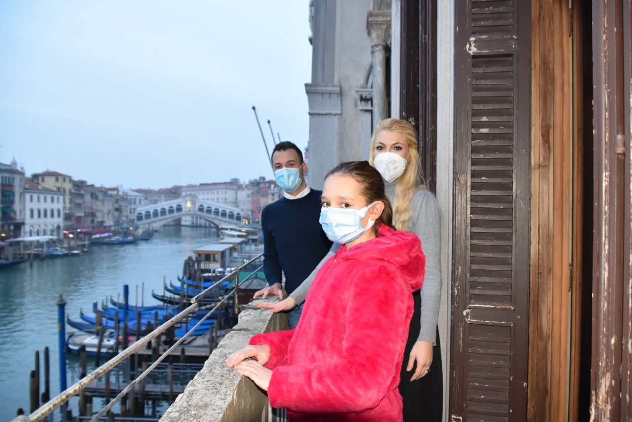Il bel gesto di una bimba veneziana per aiutare un anziano bolognese