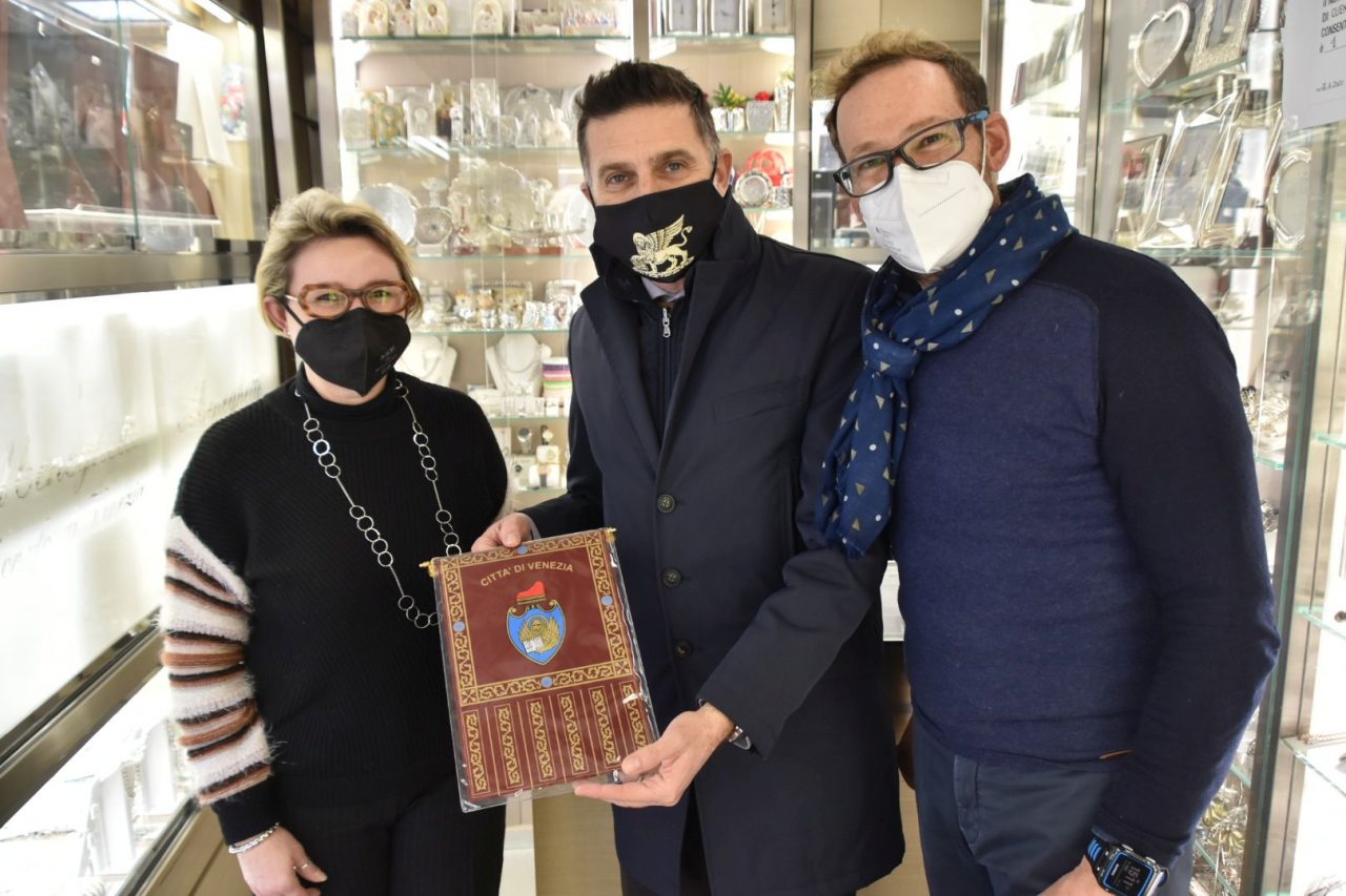 Gli auguri dell’assessore Costalonga per i 50 anni di un’attività orafa di Venezia