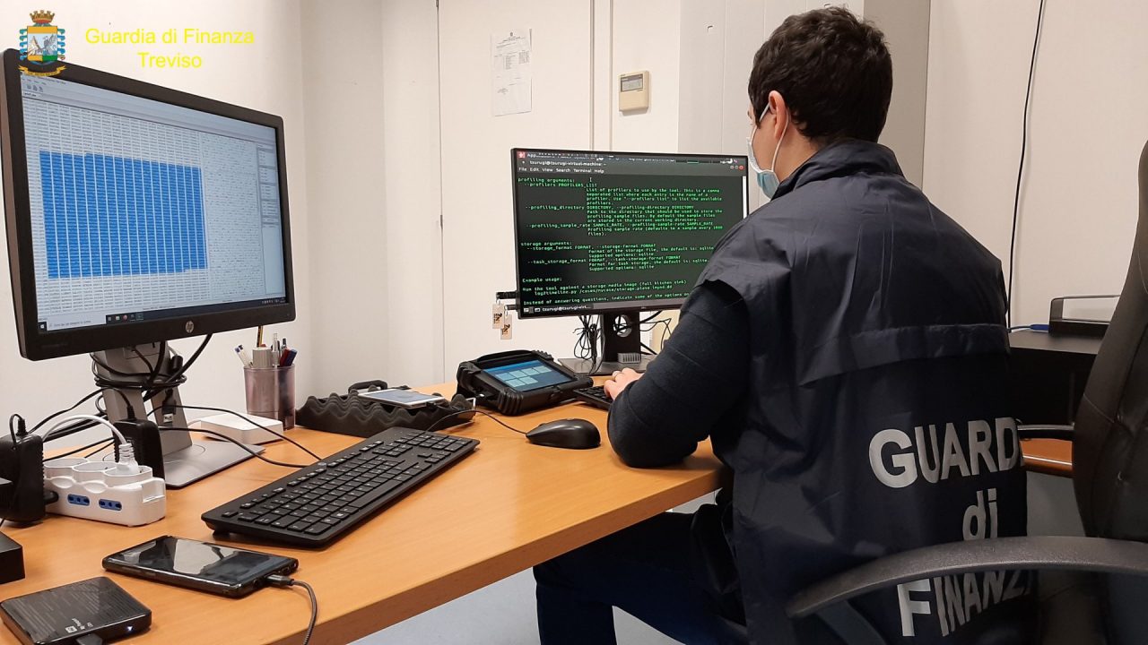 Entrava nella mail delle vittime, aspettava l’Iban e poi svuotava il conto: truffato imprenditore veneziano