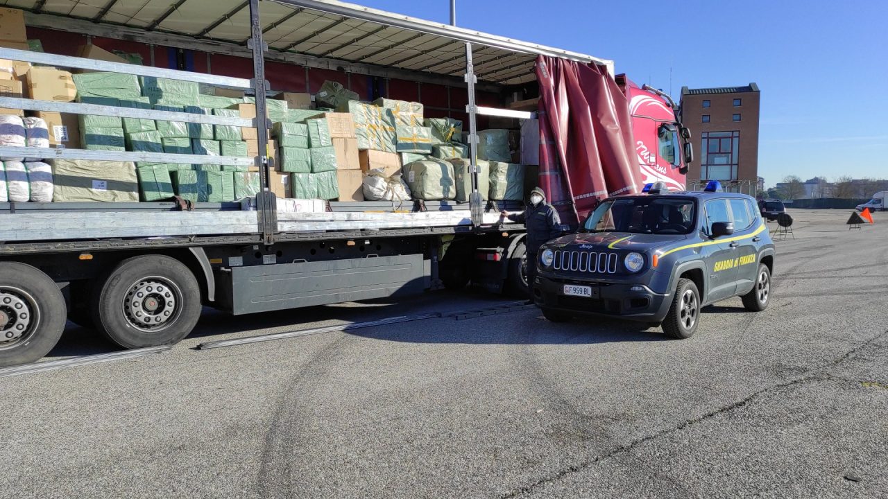Prodotti pericolosi dalla Cina, maxi sequestro sulla Romea: anche giocattoli