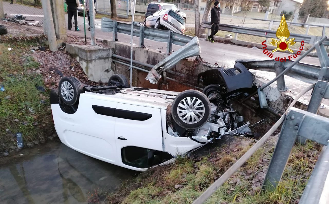 Auto rovesciata nel canale dopo l’incidente a Santa Maria di Sala: due feriti
