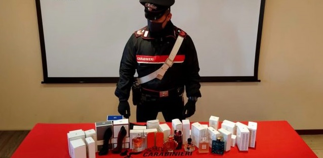 Copie fedelissime di profumi prestigiosi, 35enne beccato con 45 flaconi “tarocchi”