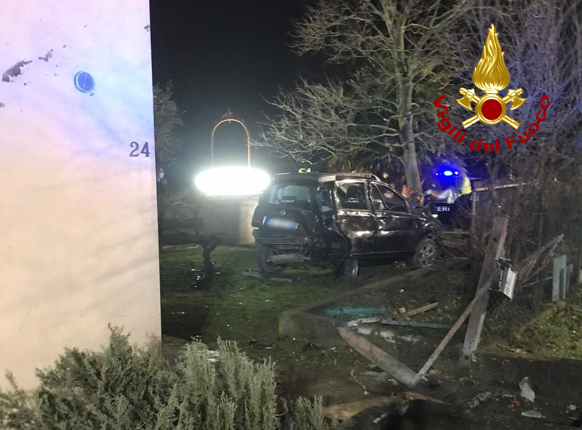 Piomba con l’auto in un giardino privato: paura a Santa Maria di Sala