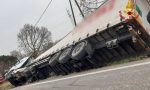 Camion che trasporta detersivi si ribalta, illeso il conducente