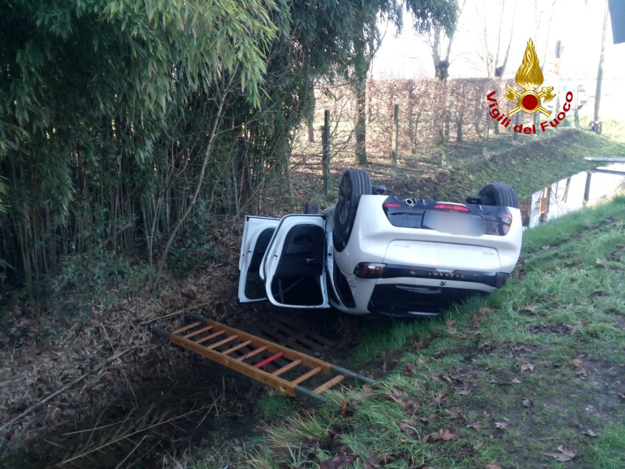 Auto rovesciata nel canale dopo l’incidente a Zianigo: donna ferita