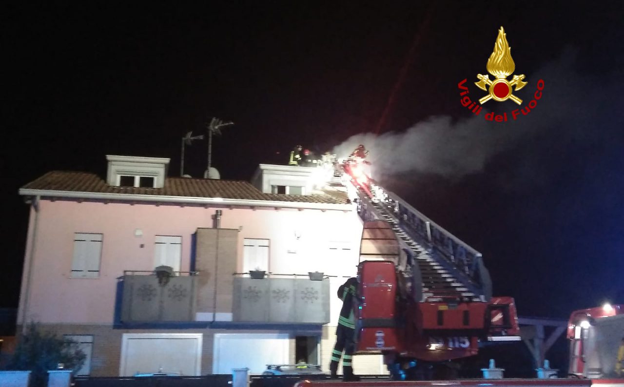 Paura in Via Pietro Mandricardo, in fiamme il tetto di un’abitazione