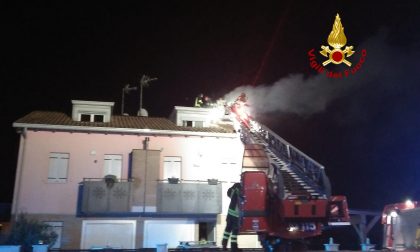 Paura in Via Pietro Mandricardo, in fiamme il tetto di un'abitazione