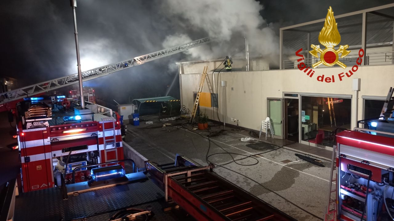 Le foto del ristorante pub bruciato nella notte a Portogruaro