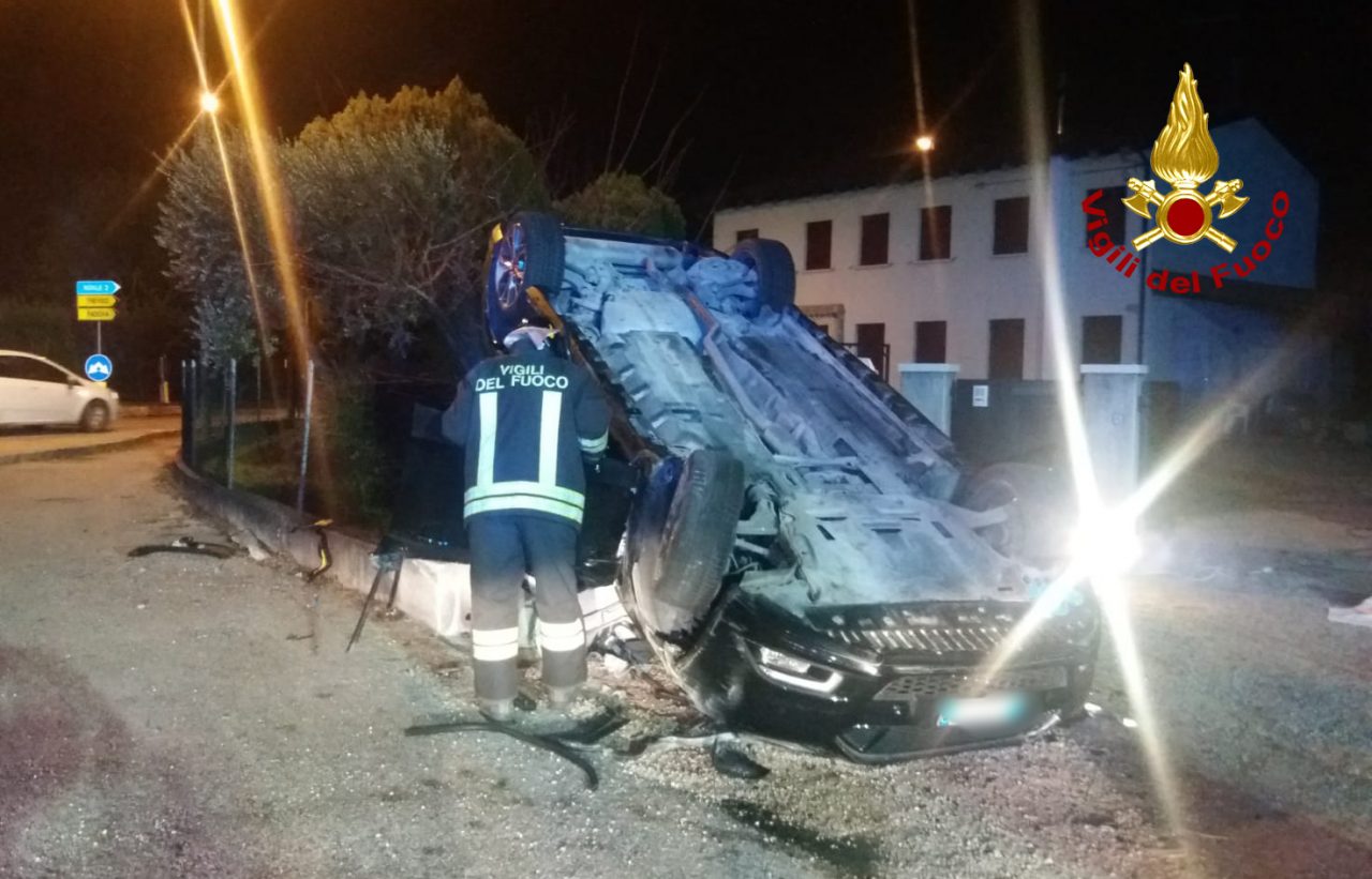 Tragedia a Salzano, auto rovesciata: morta una giovane donna