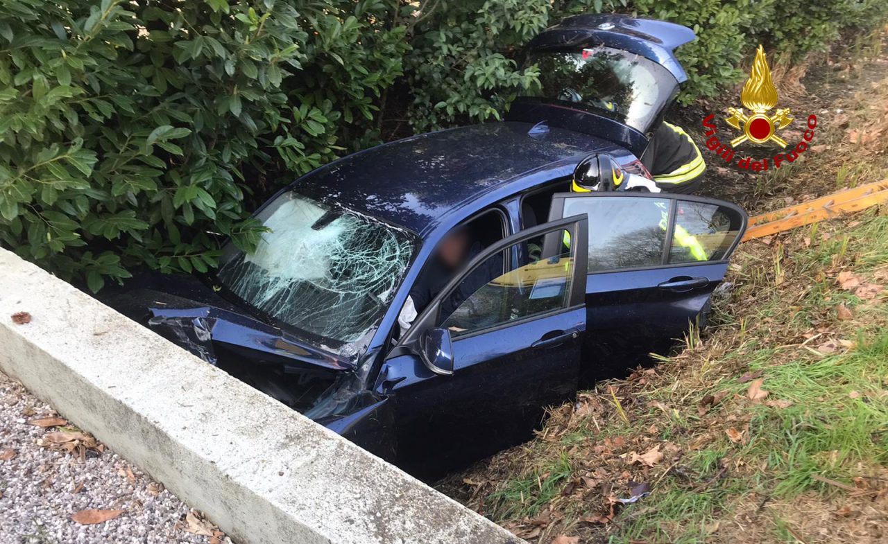Finisce con l’auto nel canale di scolo a Mirano: conducente in ospedale