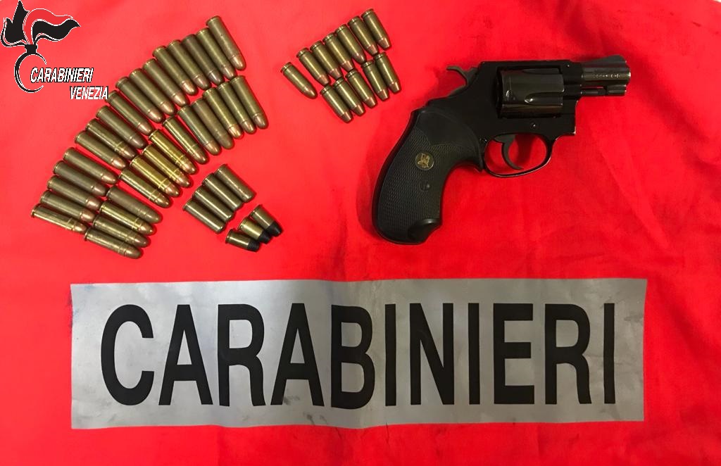 Prende in consegna l’arma di un amico, denunciata per detenzione abusiva
