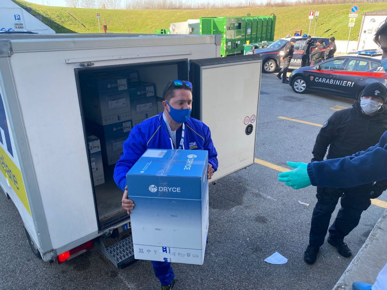 Vaccini Moderna e AstraZeneca, le foto della consegna all’ospedale Dell’Angelo di Mestre