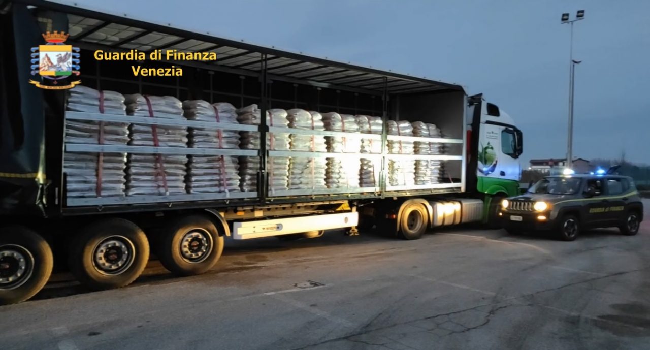 Statale Romea, i finanzieri sequestrano 92 tonnellate di pellet proveniente dall’Est Europa