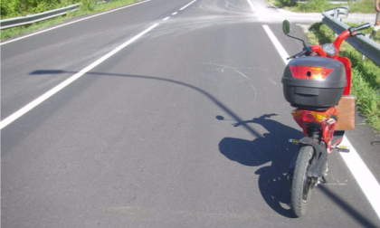 Travolta da una bicicletta elettrica mentre cammina a bordo strada: ma per l'assicurazione è solo "colpa sua"