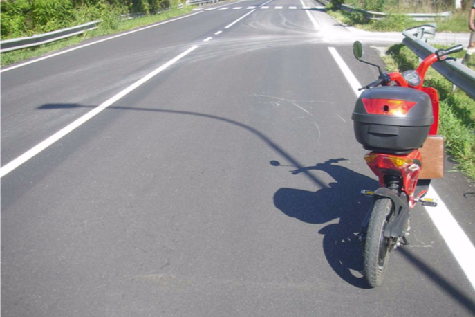 Travolta da una bicicletta elettrica mentre cammina a bordo strada: ma per l’assicurazione è solo “colpa sua”